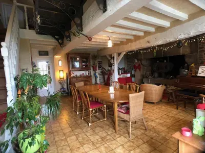 Coin salon dans l'établissement Maison d'hôtes l'Angevinière, chambre des Anges proche Mont-Saint-Michel