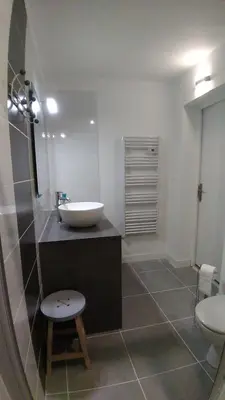 Salle de bains dans l'établissement Gite LA CHARRETTERIE