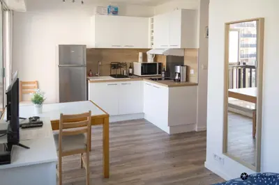 Cuisine ou kitchenette dans l'établissement Studio moderne accès plage, piscine et tennis