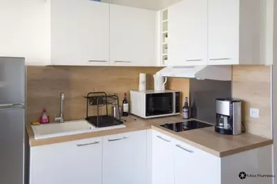Cuisine ou kitchenette dans l'établissement Studio moderne accès plage, piscine et tennis