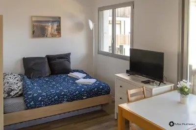 Un ou plusieurs lits dans un hébergement de l'établissement Studio moderne accès plage, piscine et tennis