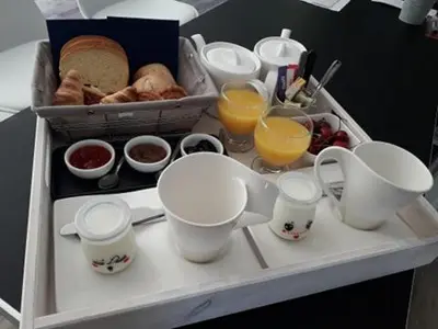 Options de petit-déjeuner proposées aux clients de l'établissement Magnifique Suite avec Jacuzzi privatif