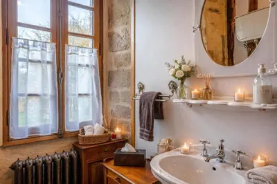 Salle de bains dans l'établissement Château d Isigny Séjour romantique et nature près du Mont-Saint-Michel