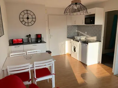 Cuisine ou kitchenette dans l'établissement T2, accès direct plage, proche thalasso