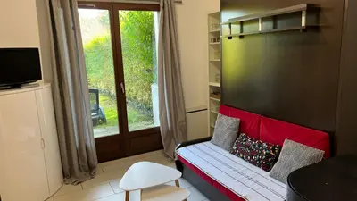 Télévision ou salle de divertissement dans l'établissement Appartement 2 pièces rez-de-jardin à 2 pas de la plage et de la thalasso