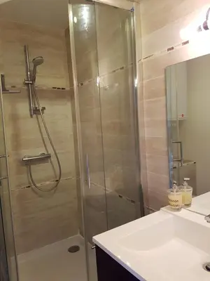 Salle de bains dans l'établissement Appartement 2 pièces rez-de-jardin à 2 pas de la plage et de la thalasso