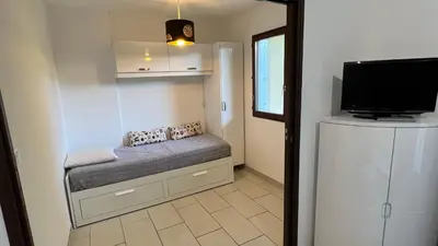 Télévision ou salle de divertissement dans l'établissement Appartement 2 pièces rez-de-jardin à 2 pas de la plage et de la thalasso