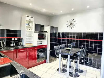Cuisine ou kitchenette dans l'établissement Maison confortable à Ver-sur-Mer avec jardin privé