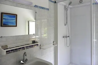 Salle de bains dans l'établissement Cottage in Normandy near Barneville-Carteret