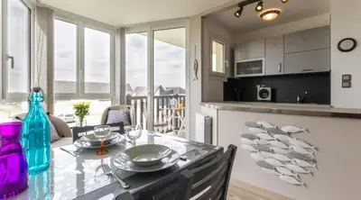 Cuisine ou kitchenette dans l'établissement Bernières-sur-Mer Appartement chaleureux