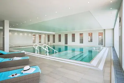Piscine de l'établissement Hôtel de la Baie - Thalassothérapie PREVITHAL ou située à proximité