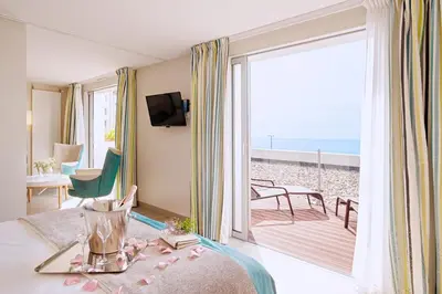 Télévision ou salle de divertissement dans l'établissement Hôtel de la Baie - Thalassothérapie PREVITHAL