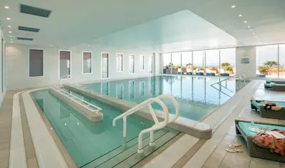 Piscine de l'établissement Hôtel de la Baie - Thalassothérapie PREVITHAL ou située à proximité