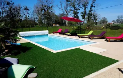Piscine de l'établissement Domaine de la Besnerie Gites avec SPA Privatif à 10 min du Mont St Michel ou située à proximité