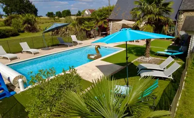 Piscine de l'établissement Domaine de la Besnerie Gites avec SPA Privatif à 10 min du Mont St Michel ou située à proximité