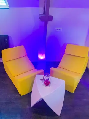 Coin salon dans l'établissement Domaine de la Besnerie Gites avec SPA Privatif à 10 min du Mont St Michel