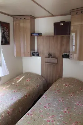 Un ou plusieurs lits dans un hébergement de l'établissement Camping le Clos de Balleroy
