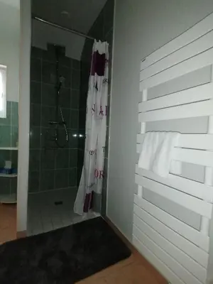 Salle de bains dans l'établissement La Parisiere