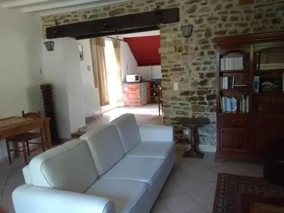 Coin salon dans l'établissement Domaine du Haul - Gîte Le Pressoir