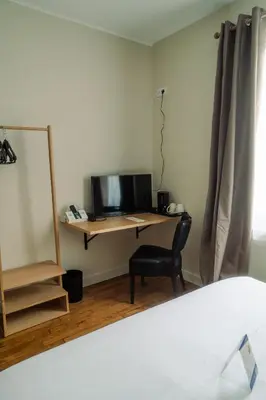 Télévision ou salle de divertissement dans l'établissement LOGIS -Hotel & Restaurant de la Place
