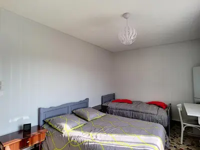 Un ou plusieurs lits dans un hébergement de l'établissement Maison de plain-pied avec terrasse, centre ville, à 150m de la plage - FR-1-361-334