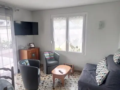 Télévision ou salle de divertissement dans l'établissement Maison de plain-pied avec terrasse, centre ville, à 150m de la plage - FR-1-361-334