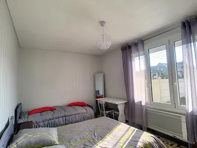 Un ou plusieurs lits dans un hébergement de l'établissement Maison de plain-pied avec terrasse, centre ville, à 150m de la plage - FR-1-361-334