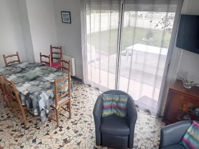 Coin salon dans l'établissement Maison de plain-pied avec terrasse, centre ville, à 150m de la plage - FR-1-361-334