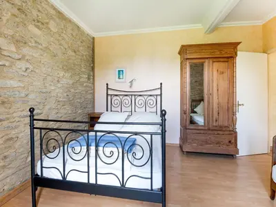Un ou plusieurs lits dans un hébergement de l'établissement Luxurious Mansion in Castle Grounds in Lantheuil