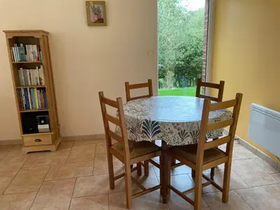 Bibliothèque dans la maison de vacances
