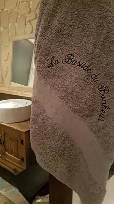 Salle de bains dans l'établissement La Bastide Du Bonheur Chambres et Tables D'Hôtes