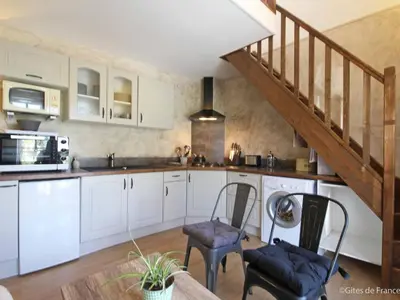 Cuisine ou kitchenette dans l'établissement Longère avec piscine et wifi à Ste Honorine - FR-1-497-4