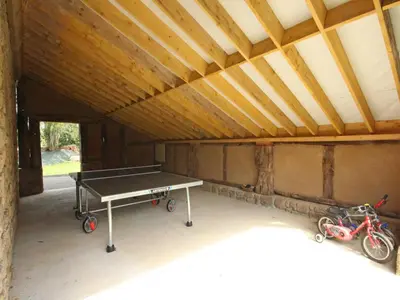 Tennis de table au sein de l'établissement Gîte confortable avec animaux, jardin et wifi inclus, cadre paisible en Normandie - FR-1-497-6 ou à proximité