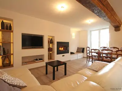 Coin salon dans l'établissement Gîte confortable avec animaux, jardin et wifi inclus, cadre paisible en Normandie - FR-1-497-6