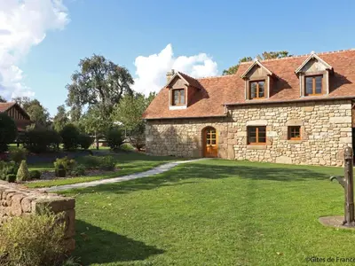 Jardin de l'établissement Gîte confortable avec animaux, jardin et wifi inclus, cadre paisible en Normandie - FR-1-497-6