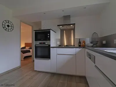 Cuisine ou kitchenette dans l'établissement Gîte confortable avec animaux, jardin et wifi inclus, cadre paisible en Normandie - FR-1-497-6