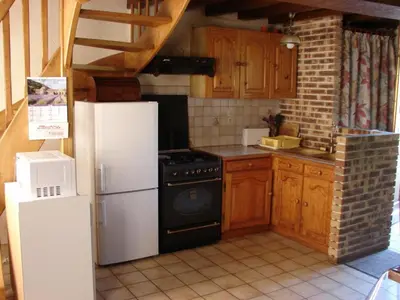 Cuisine ou kitchenette dans l'établissement Maison ancienne restaurée avec poêle à bois et animaux admis - FR-1-497-15