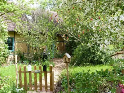 Jardin de l'établissement La Bergerie: Maison ancienne avec jardin anglais, 2 chambres - FR-1-497-35