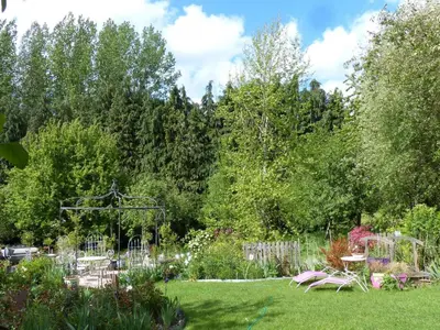 Jardin de l'établissement La Bergerie: Maison ancienne avec jardin anglais, 2 chambres - FR-1-497-35