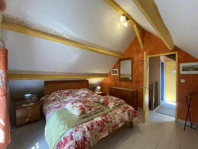Un ou plusieurs lits dans un hébergement de l'établissement La Bergerie: Maison ancienne avec jardin anglais, 2 chambres - FR-1-497-35