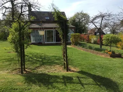 Jardin de l'établissement Maison chaleureuse avec WIFI et animaux acceptés près du Mont de Cerisy - FR-1-497-40