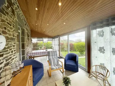 Coin salon dans l'établissement Maison chaleureuse avec WIFI et animaux acceptés près du Mont de Cerisy - FR-1-497-40