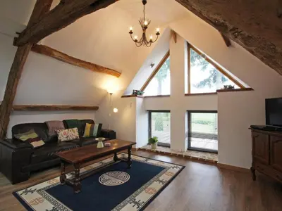 Télévision ou salle de divertissement dans l'établissement Grange restaurée avec jardin, animaux acceptés, WiFi inclus - FR-1-497-63