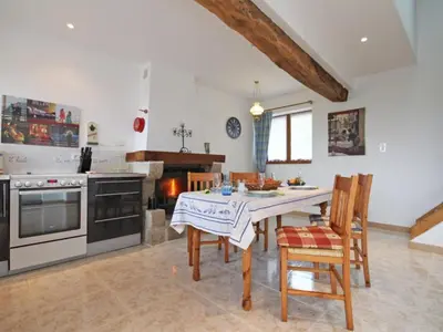 Cuisine ou kitchenette dans l'établissement Grange restaurée avec jardin, animaux acceptés, WiFi inclus - FR-1-497-63