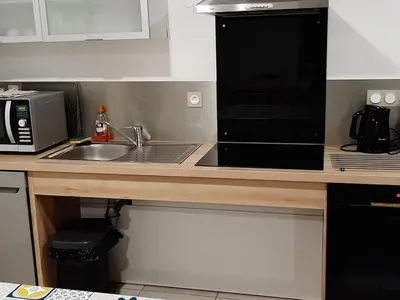 Cuisine ou kitchenette dans l'établissement Maison de campagne tranquille avec poêle et animaux admis, proche nature - FR-1-497-74
