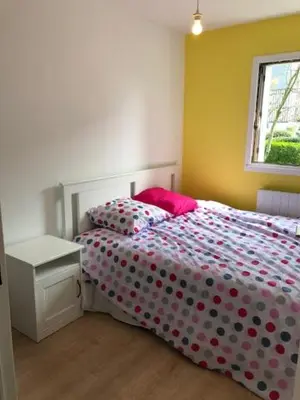 Un ou plusieurs lits dans un hébergement de l'établissement Joli 2P en Rez-de-jardin orienté SUD à 2 pas de la plage