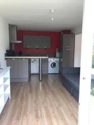 Cuisine ou kitchenette dans l'établissement Joli 2P en Rez-de-jardin orienté SUD à 2 pas de la plage