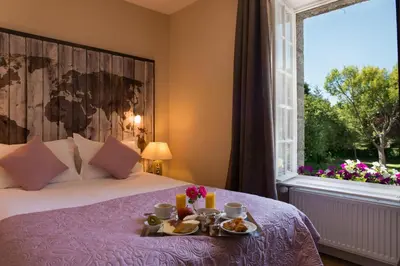 Un ou plusieurs lits dans un hébergement de l'établissement Manoir de la Roche Torin, The Originals Relais