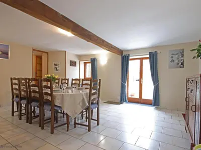 Coin salon dans l'établissement Maison de campagne spacieuse avec grand jardin, animaux acceptés - FR-1-497-99