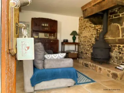 Coin salon dans l'établissement Maison individuelle avec spa et jardin, près de Domfront - FR-1-497-101